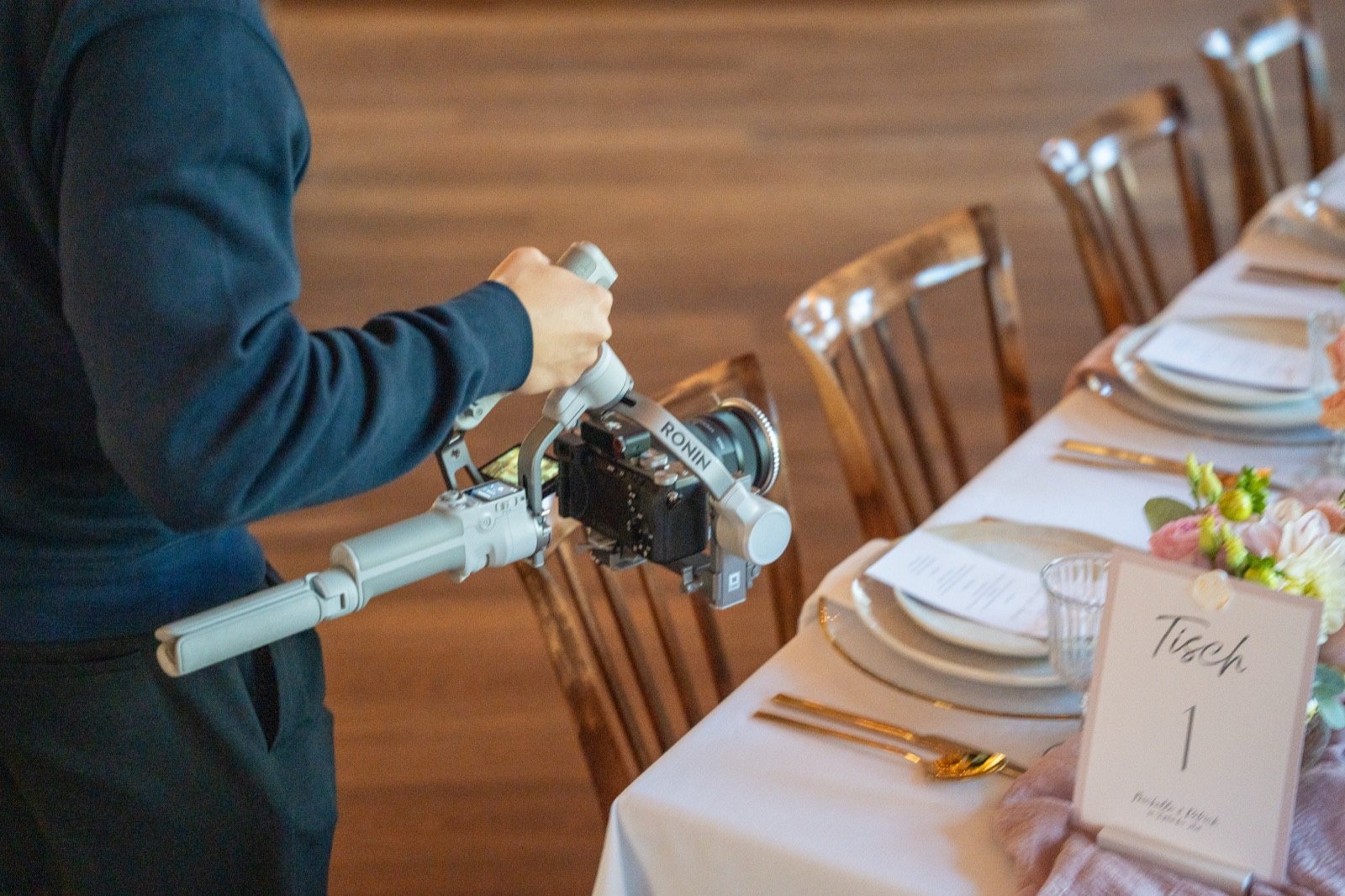 Videograf filmt die Details der Hochzeitstafel