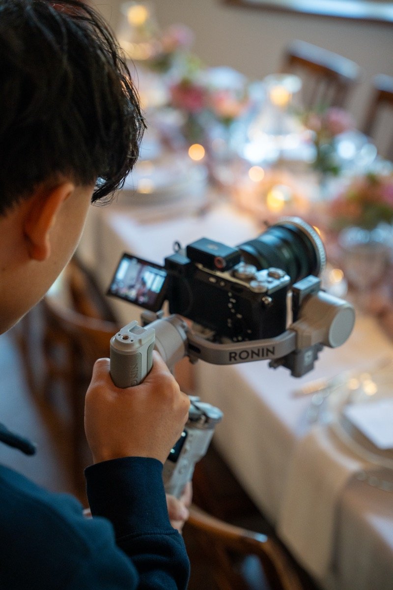 Gimbal-Kamera über der Hochzeitstafel