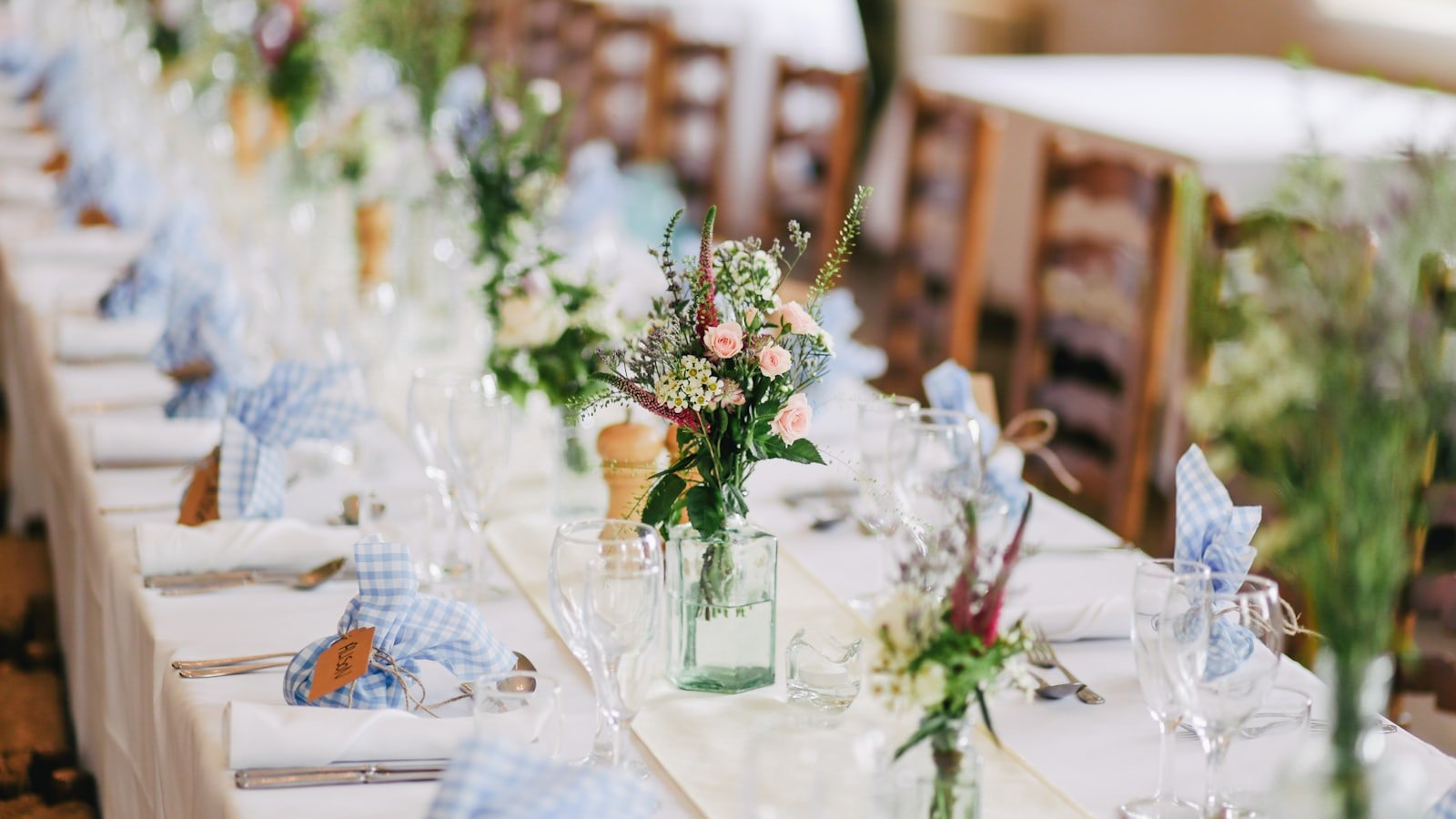 Festlich gedeckte Hochzeitstafel mit Blumen